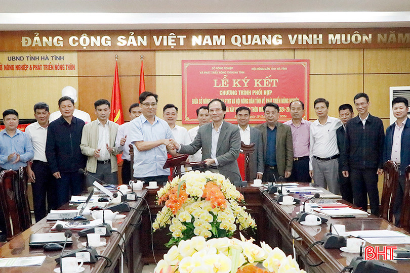 Lãnh đạo Sở NN&PTNT, Văn phòng Điều phối NTM tinh và Hội Nông dân tỉnh ký kết chương trình phối hợp A_8079.jpg