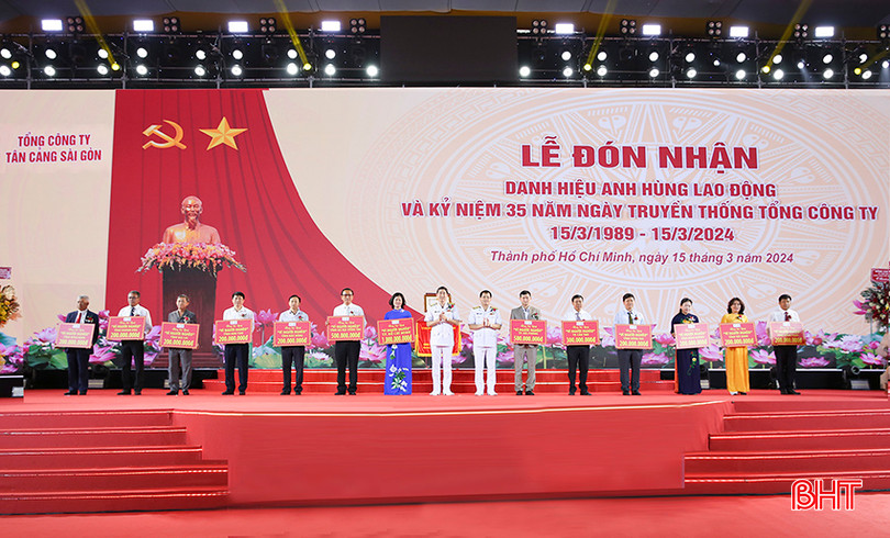 Lãnh đạo Tổng Công ty Tân Cảng Sài Gòn trao biểu trưng kinh phí ủng hộ Quỹ “Vì người nghèo” cho các địa phương. 11.jpg