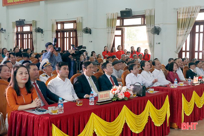 Đại biểu tham dự buổi lễ. z5254580775738_028f67c65bbedcf3957db20bbac0ce4b.jpg