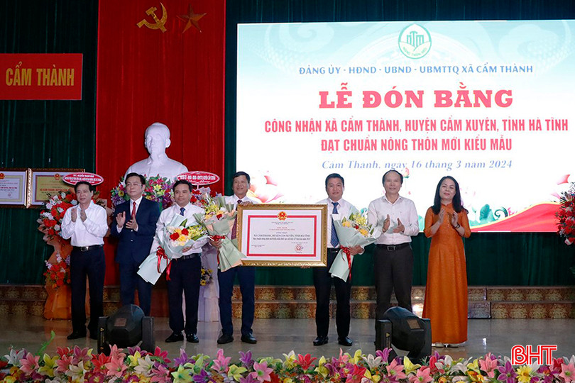 Lãnh đạo Sở NN&PTNT, huyên Cẩm Xuyên trao bằng công nhận xã Cẩm Thành đạt chuẩn NTM kiểu mẫu lĩnh vực nổi trội về văn hoá năm 2023 z5254580767828_36959e7f4bf38116d6affddaa7df88b7 (1).jpg