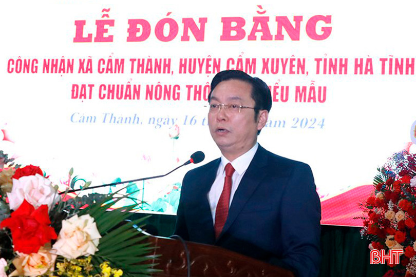 Bí thư huyện uỷ Cẩm Xuyên Nguyễn Văn Thành phát biểu chúc mừng Nhân dân và cán bộ xã Cẩm Thành z5254580763358_cc08d383cecacedb929cd10e16678257.jpg