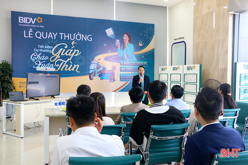 Hội đồng giám sát quay số mở thưởng Ngân hàng BIDV chi nhánh Nam Hà Tĩnh cùng đại diện khách hàng tham gia chương trình. BIDV1.jpg