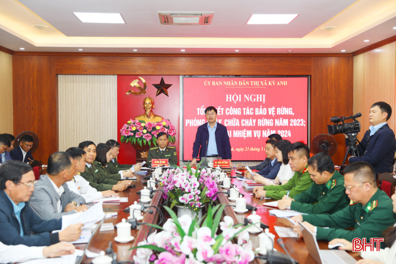 Phó Chủ tịch UBND thị xã Nguyễn Văn Chung, Hạt trưởng Hạt Kiểm lâm TX Kỳ Anh Đào Đức Giang chủ trì hội nghị. AG7A0628-2.jpeg
