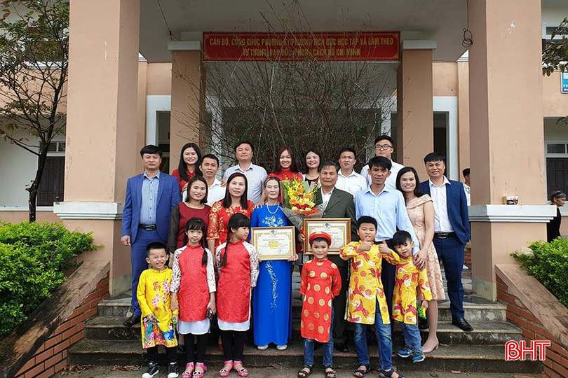 Đại gia đình ông Nguyễn Văn Hạnh và bà Nguyễn Thị Lan trong lễ mừng thọ của 2 ông bà. Ảnh NVCC. gia đình ông hạnh 1.jpg