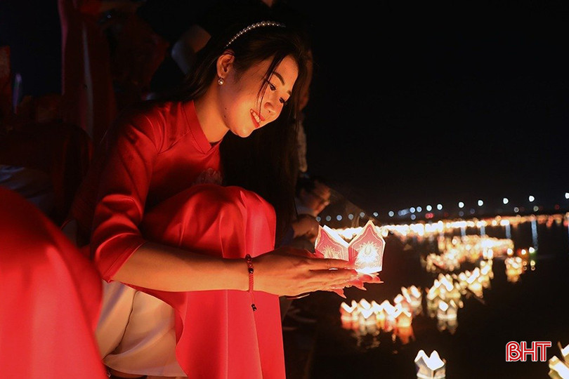 Để thu hút du khách thập phương, Lễ giỗ lần thứ 647 của Chế Thắng phu nhân Nguyễn Thị Bích Châu vẫn tiếp tục tổ chức thả đèn hoa đăng và bắn pháo hoa. hoa đăng.jpg