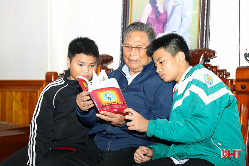 Tính đến nay, cả gia đình đã có 3 thạc sỹ và nhiều cử nhân. Đó là “gia tài’ quý báu mà ông bà có được ở tuổi xế chiều. AG7A0206.jpg