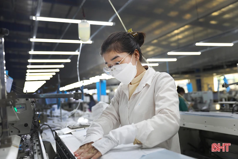 Nữ công nhân ở Xí nghiệp May 10 Hà Tĩnh.