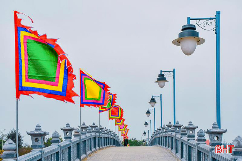 cờ bến thả hoa đăng.jpg
