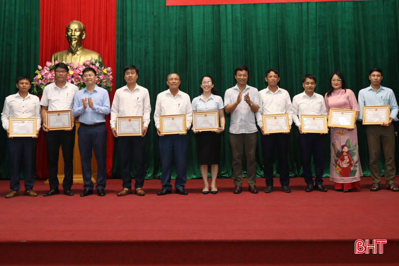 ...và 13 cá nhân có thành tích xuất sắc trong công tác xây dựng NTM, đô thị văn minh, giảm nghèo bền vững, mỗi xã một sản phẩm (OCOP) năm 2023. AG7A0861.jpeg