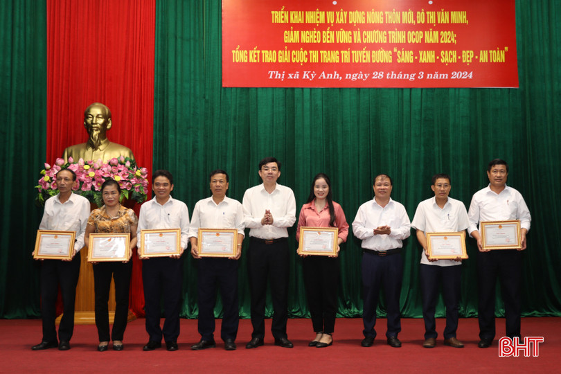 Dịp này, TX Kỳ Anh trao giấy khen cho 7 tập thể... AG7A0858.jpeg