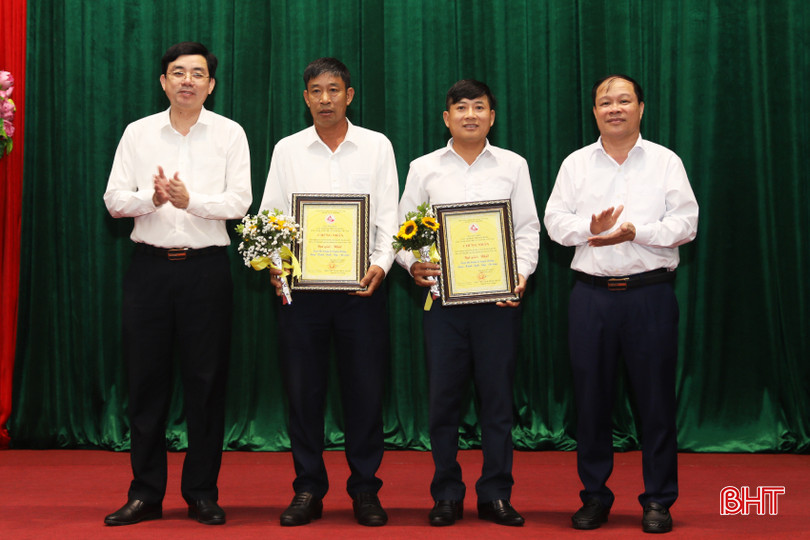 Lãnh đạo TX Kỳ Anh trao 2 giải nhất cho tuyến đường Nguyễn Du (TDP Liên Phú, phường Kỳ Liên) và tuyến đường Lê Thái Tổ (TDP Long Sơn, phường Kỳ Long). AG7A0871.jpeg
