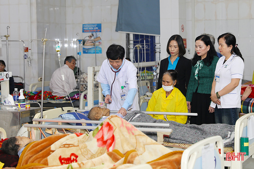 Lãnh đạo thị xã Kỳ Anh, lãnh đạo BVĐK thị xã thăm hỏi các bệnh nhân tại Khoa Hồi sức cấp cứu của BVĐK thị xã. clb7.jpg