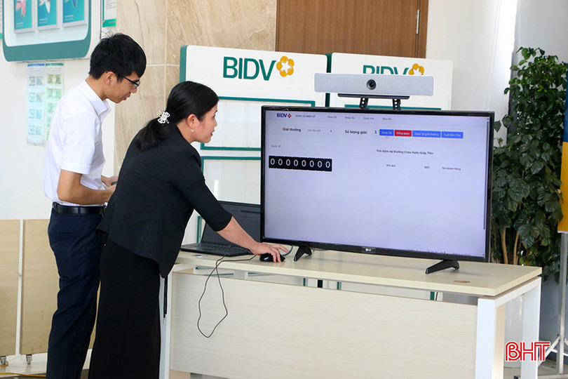 Đại diện khách hàng tiến hành quay số dự thưởng cho giải đặc biệt. BIDV.jpg