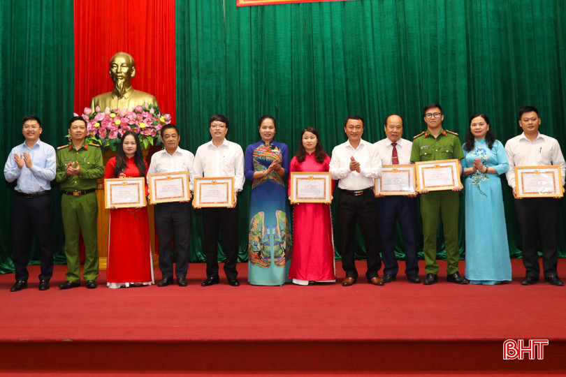 Nhân dịp này, TX Kỳ Anh tặng giấy khen cho 9 tập thể và 7 cá nhân điển hình về học và làm theo Bác giai đoạn 2021 - 2024.... AG7A0912.jpeg