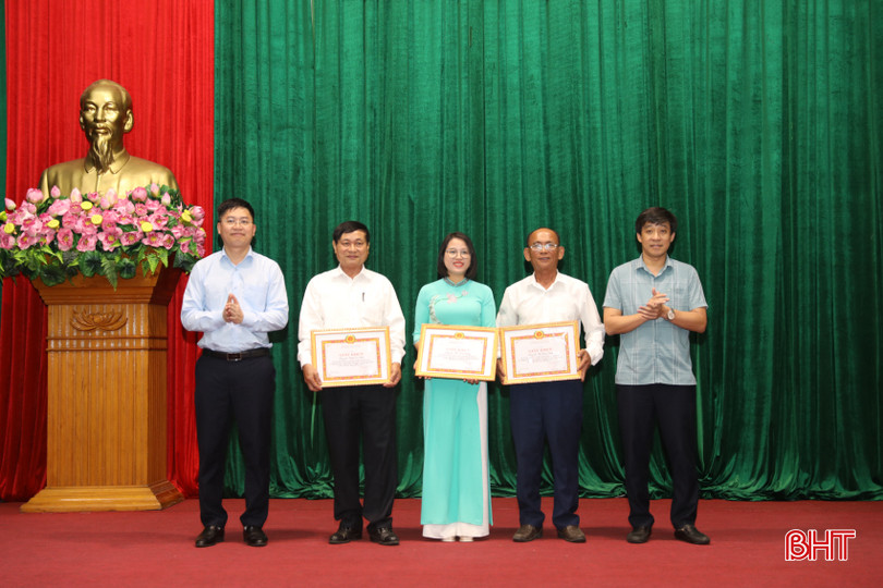 ...trao giấy khen cho 4 tập thể và 3 cá nhân có thành tích xuất sắc trong thực hiện Nghị quyết số 33-NQ/TW. AG7A0919.jpeg