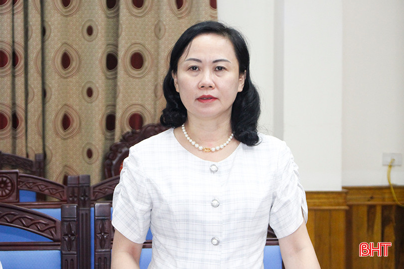 Trưởng ban Dân vận Tỉnh ủy Trương Thanh Huyền góp ý một số nội dung. huyen.jpg