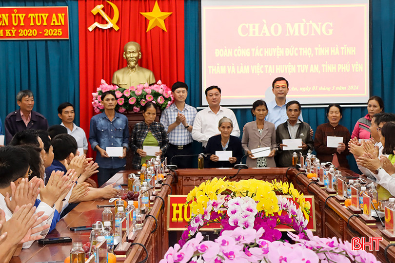 Lãnh đạo huyện Đức Thọ trao 50 suất quà cho hộ nghèo ở huyện Tuy An. 10.jpg