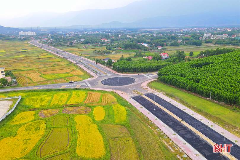 Thị xã đang tập trung tháo gỡ các vướng mắc lớn liên quan đến quy hoạch, diện tích đất. Trong ảnh: Toàn cảnh đường kết nối đô thị trung tâm thị xã Kỳ Anh. ảnh 3.png