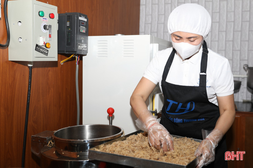Cơ sở sản xuất ruốc bông Thương Hoà (phường Hưng Trí) đầu tư máy móc để chế biến, đóng gói sản phẩm. AG7A4368-2.jpeg