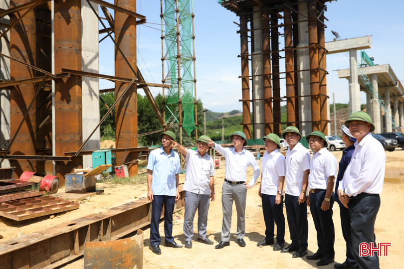 Đoàn đến kiểm tra công tác PCTT tại công trình cầu vượt cao tốc Bắc - Nam đoạn qua thôn Hoa Tiến, xã Kỳ Hoa. AG7A4419.jpeg