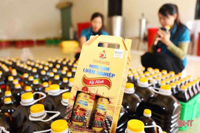 Sản phẩm nước mắm đạt OCOP 3 của HTX Thu mua và chế biến thuỷ hải sản Chiến Thắng đã được xuất bán ra nước ngoài. AG7A3599.jpeg