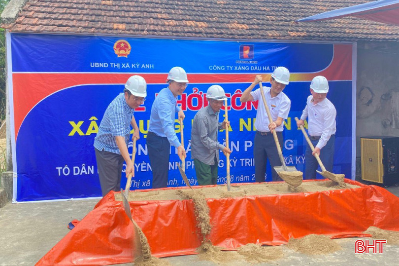 Tính từ năm 2022 đến đầu tháng 6/2024, thị xã Kỳ Anh đã huy động được hơn 16 tỷ đồng để xây dựng nhà ở cho hộ nghèo, gia đình chính sách có hoàn cảnh khó khăn. Trong ảnh: Khởi công xây dựng nhà ở cho gia đình có hoàn cảnh khó khăn ở phường Kỳ Trinh (năm 2023). 8132448e26d1858fdcc0-2.jpg