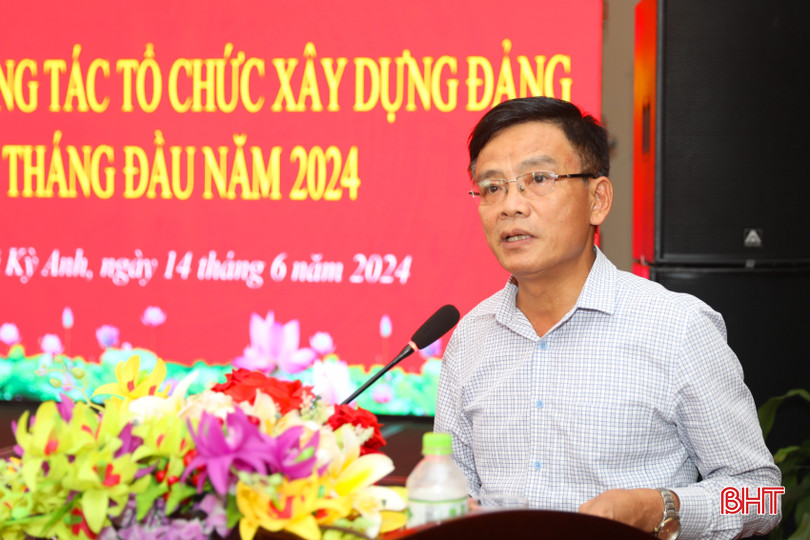 Phó Bí Thư Thường trực Huyện ủy Can Lộc - Bùi Văn Sơn thảo luận các nội dung liên quan đến công tác luân chuyển, điều động cán bộ. AG7A4756.jpeg