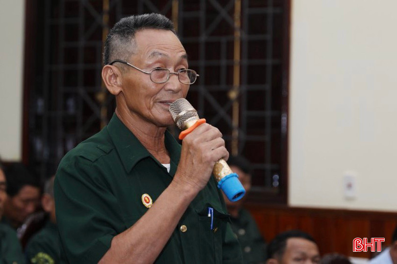 CCB Võ Cảnh Phúc - Chi hội trưởng Chi hội CCB thôn Hải Phong 1, xã Kỳ Lợi tham gia ý kiến tại hội nghị đối thoại. a0025462b5c5159b4cd4.jpg