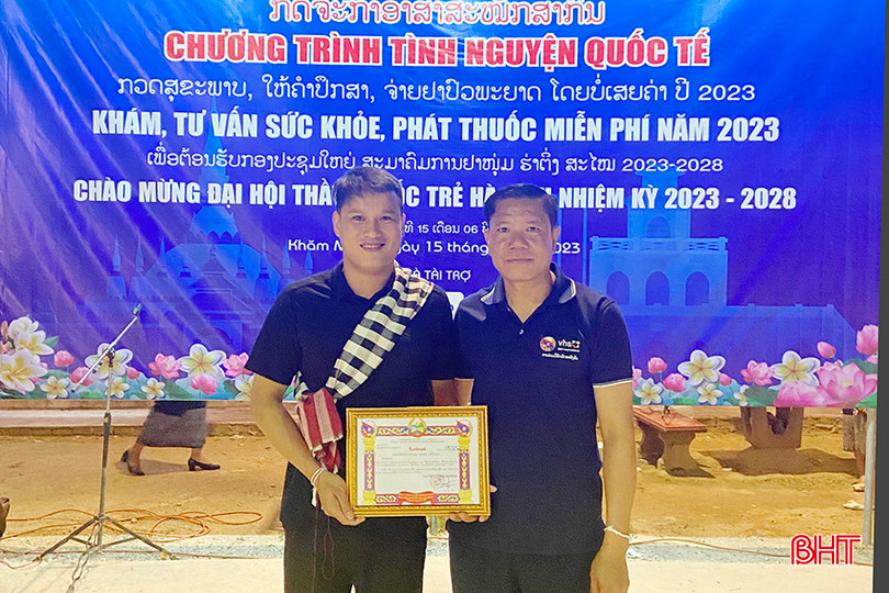 Sự cố gắng của điều dưỡng Hồ Sỹ Long đã được các cấp, đơn vị ghi nhận bằng nhiều giấy khen, bằng khen. z5282671514382_d1405915ef7c36ae6bf12c6e40ddaf4c.jpg