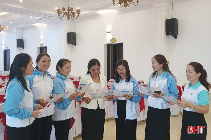 Cán bộ Hội LHPN thị xã Kỳ Anh chia sẻ kinh nghiệm về triển khai lồng ghép công tác hội với công tác dân số. z5281437594905_068a2784bdae153bd2873f7e665444ef.jpg