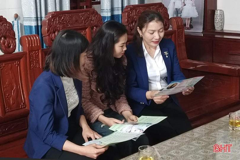 Chị em phụ nữ huyện Can Lộc được tiếp cận hiệu quả kiến thức về SKSS/KHHGĐ. z5281441525268_a26a206dbf9a7380297c7ab1e357a3dc.jpg