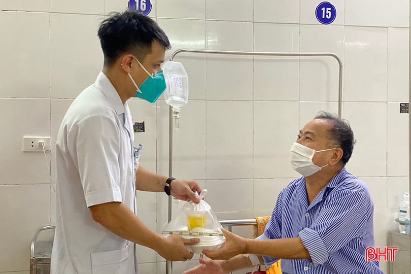 Điều dưỡng Long thường tham gia các buổi phát cơm, cháo từ thiện cho bệnh nhân. z5287610274722_2b286749f258f9c663210a44915db564.jpg