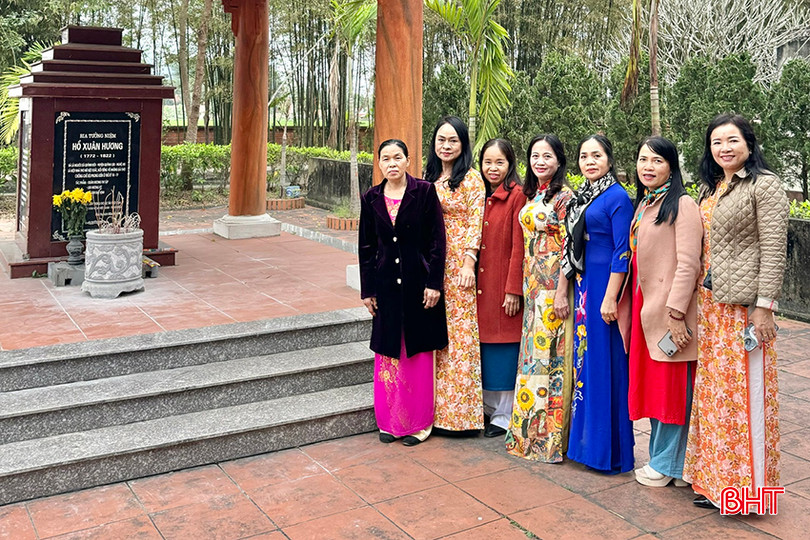 Các cựu sinh viên Khoa Ngữ văn Trường Đại học Sư phạm Vinh chụp ảnh lưu niệm tại bia tưởng niệm nhà thơ Hồ Xuân Hương. z5296591201170_ce5ff338542a80310e573905c693336a.jpg