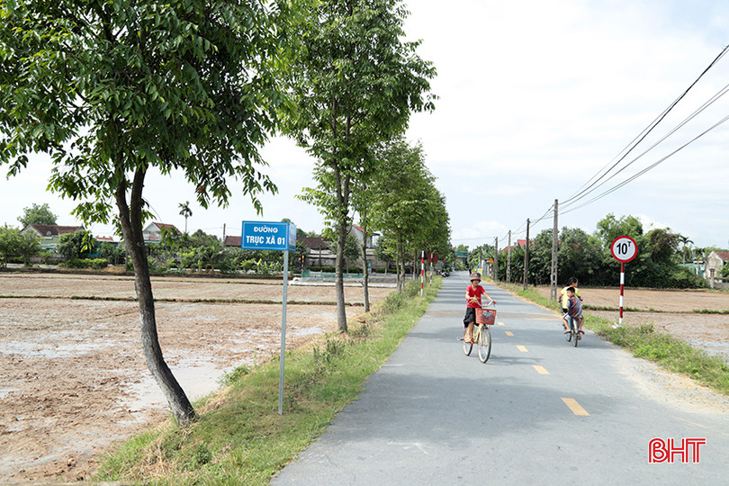 Tại các điểm giao cắt, hệ thống biển báo, giờ giảm tốc được lắp đặt như ở các khu đô thị lớn. b_9965.jpg