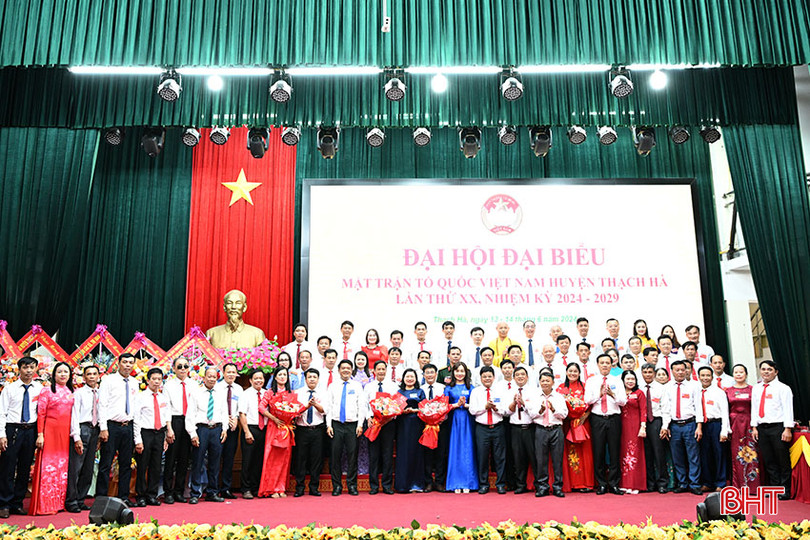 Lãnh đạo tỉnh tặng hoa chúc mừng các vị tham gia vào Ủy ban MTTQ Việt Nam huyện Thạch Hà lần thứ XX, nhiệm kỳ 2024 - 2029. DSC_4860 copy.jpg