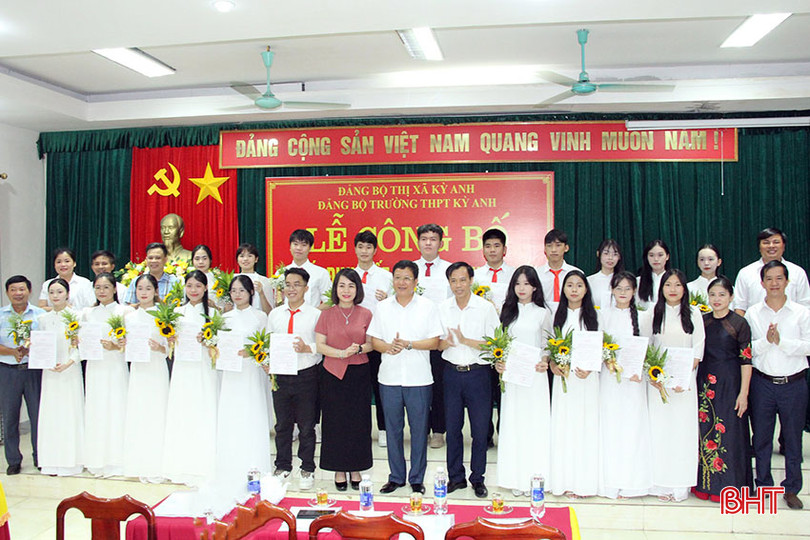 Tân đảng viên Ngọc Anh (thứ 5 hàng đầu từ trái sang) cùng các bạn tại lễ công bố quyết định kết nạp Đảng của Đảng bộ Trường THPT Kỳ Anh. Anh 1sa.jpg