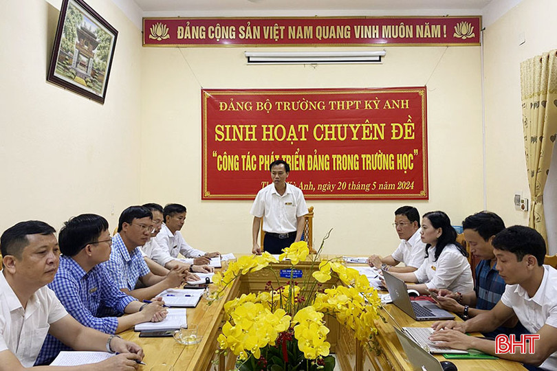 Đảng bộ Trường THPT Kỳ Anh (TX Kỳ Anh) tổ chức sinh hoạt chuyên đề "Công tác phát triển Đảng trong trường học". anh x4a.jpg