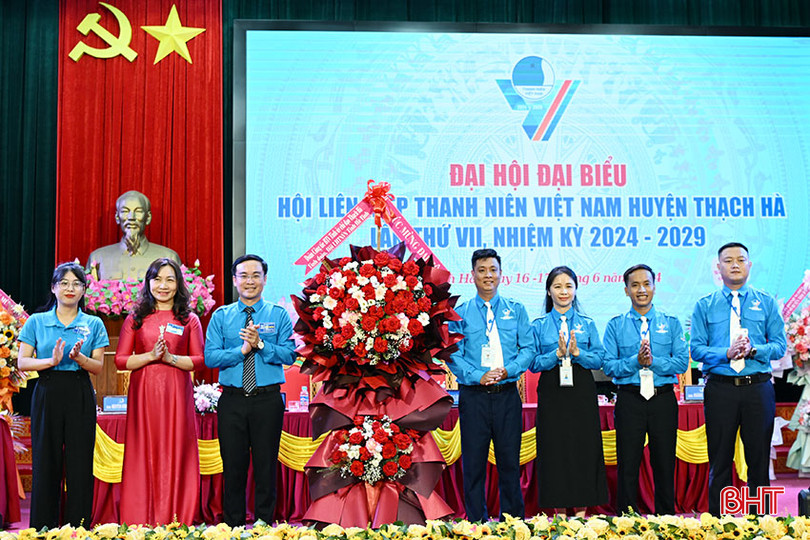 Đoàn công tác tỉnh và Hội LHTN tỉnh tặng hoa chúc mừng đại hội. DsSC_4910.jpg