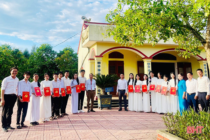 Học sinh Trường THPT Nguyễn Đình Liễn có buổi kết nạp Đảng ý nghĩa ngay tại di tích lịch sử nhà thờ Nguyễn Đình Liễn. anh s3a.jpg