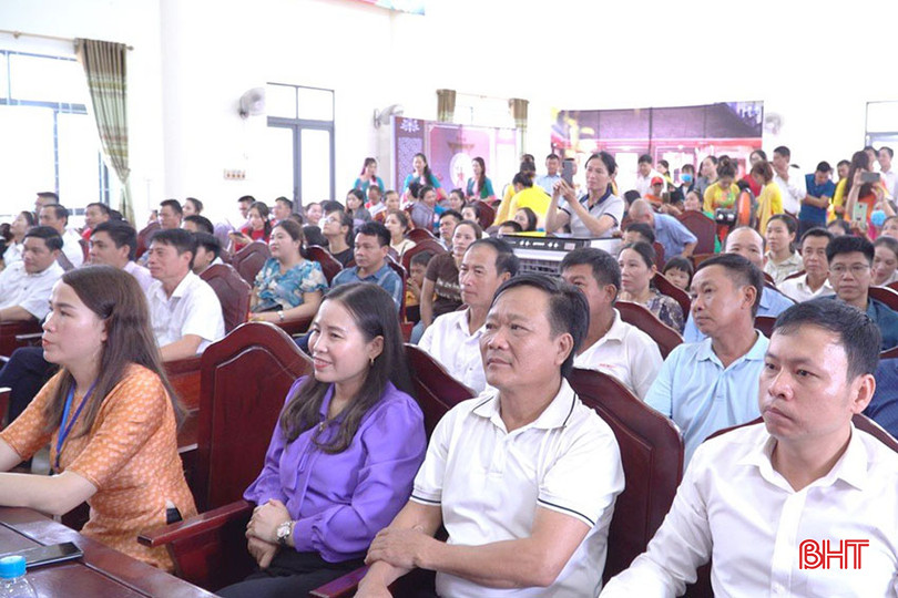 Đông đảo khán giả theo dõi, cổ vũ vòng thi cấp cụm ở Hương Khê. anh 21.jpeg