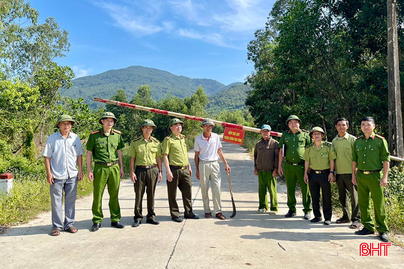 Đoàn kiểm tra công tác trực chốt tại các chốt kiểm soát người vào rừng. anh 4 copy.jpg