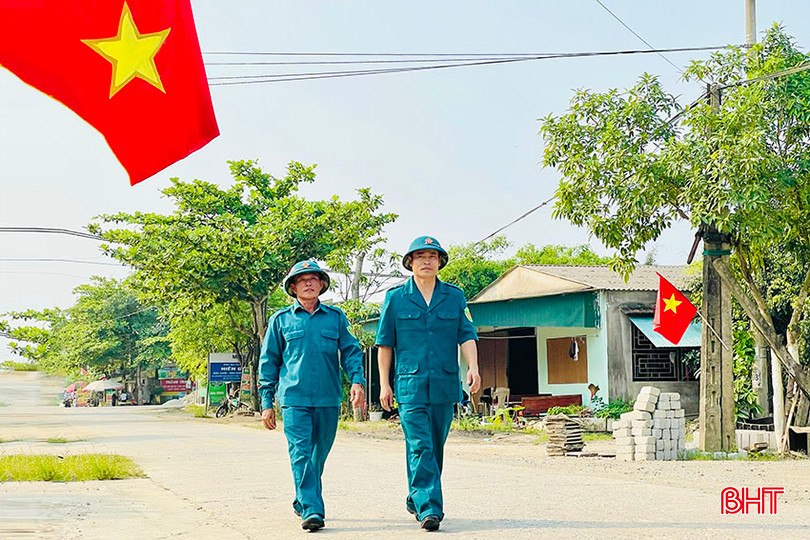 Anh Hoàng (bên trái) vừa quản lý, chỉ huy trực tiếp, vừa duy trì lực lượng dân quân tại chỗ của thôn làm tốt công tác dân vận. ansh 4.jpg