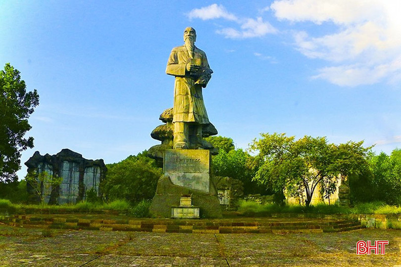 Tượng Hải Thượng Lãn Ông Lê Hữu Trác đặt trên đồi Minh Tự (xã Sơn Trung, Hương Sơn). 154d5173445t71636l0.jpg