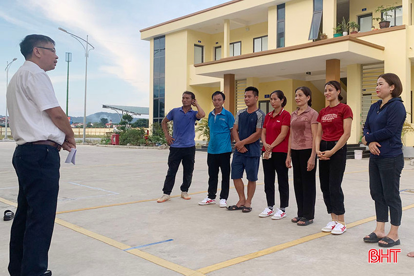 Thượng tá Võ Đăng Khoa - Phó Trưởng Phòng Cảnh sát PCCC&CHCN (Công an tỉnh) động viên các thành viên đội thi. 111 cospy.jpg