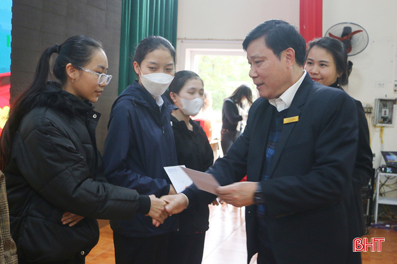 Các hoạt động nhân ái, hỗ trợ học sinh thường xuyên được nhà trường quan tâm, thực hiện. Trong ảnh: Hiệu trưởng Trường Cao đẳng Y tế Hà Tĩnh Trần Xuân Hoan trao quà tết cho sinh viên tại chương trình "Tết sum vầy - Xuân chia sẻ" năm 2024. z5202364205378_f156622e030525d58977f54fd04e0faf (1).jpg