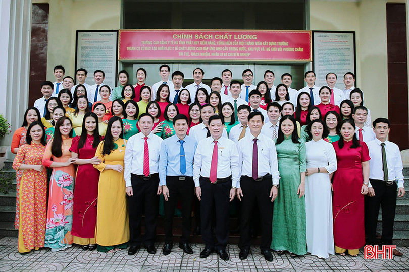 Tập thể cán bộ, giảng viên Trường Cao đẳng Y tế Hà Tĩnh. ảnh tập thể trường sơ mi trắng.jpg