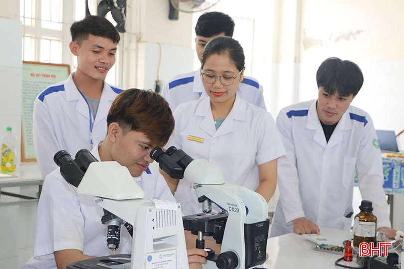 Bên cạnh việc học lý thuyết, sinh viên học tập tại Trường Cao đẳng Y tế Hà Tĩnh thường xuyên được thực hành nâng cao tay nghề. z5204413520786_5de189c9bb8c56c39e51fcc8a02a2518.jpg