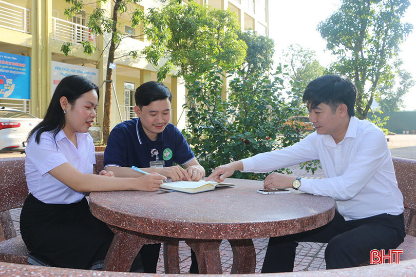 Bongsouvanh Bounmixay và Seebounheuang Peth (ở giữa) trao đổi với thầy Trần Văn Trung về kế hoạch tổ chức các hoạt động cho lưu học sinh Lào và Việt Nam. z5204413519645_4db80f15fbbf8504d5e39c10bb7da6cc.jpg