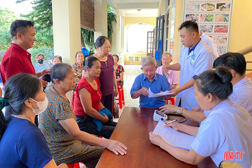 Người dân xã Hương Trà (huyện Hương Khê) được thăm khám, tư vấn sức khỏe tại chiến dịch chăm sóc sức khỏe sinh sản, kế hoạch hóa gia đình năm 2024. z5435129623207_360b56238e69cfe06dfab3bfc1e21c85 (2).jpg