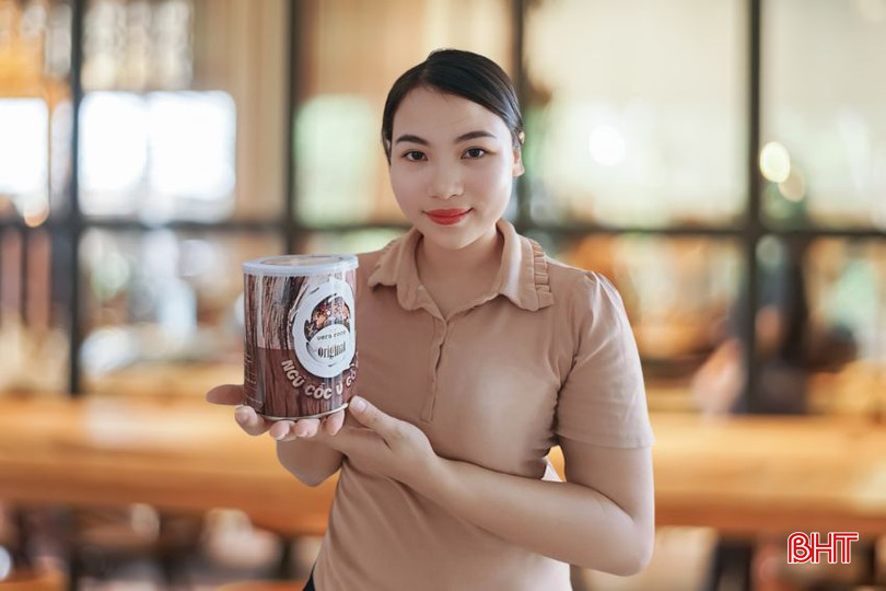 Chị Võ Việt Trinh dành nhiều tâm huyết cho sản phẩm ngũ cốc ủ gỗ sồi Vera Food. IMG_2231.jpg
